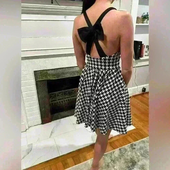 NWT- Boutique Margo Size Small Houndstooth Mini Dress with Open Back Bow Detail - Picture 1 of 6